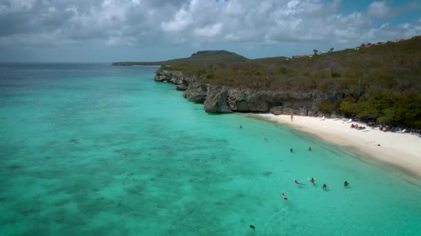 Пляж Кас - Абу на карибському острові Куракао (штат Плей - Кас - Абу) на Карибському тропічному білому пляжі з блакитним океаном. — стокове відео