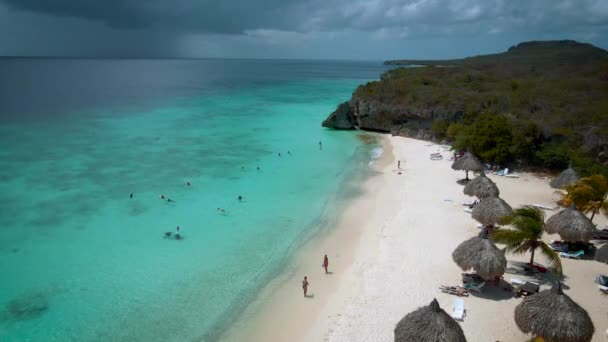 Cas Abou Beach a Karib-tenger szigetén Curacao, Playa Cas Abou Curacao Karib-tenger trópusi fehér strand kék óceán — Stock videók