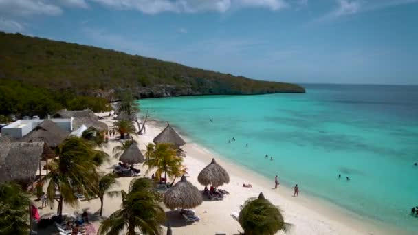 Пляж Cas Abou на карибском острове Кюрасао, пляж Playa Cas Abou в Карибском море, белый пляж с голубым океаном — стоковое видео