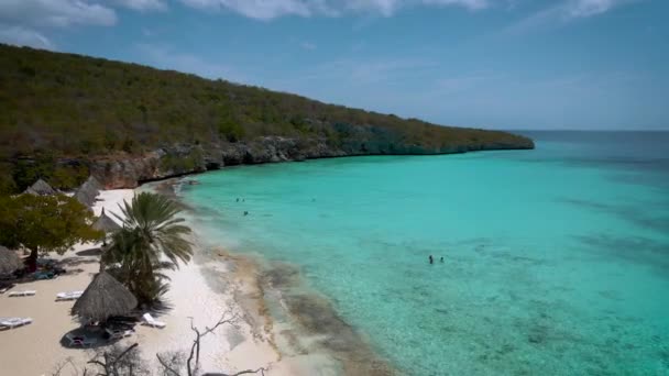 Stranden Cas Abou på ön Curacao, Playa Cas Abou på Curacao Karibien tropisk vit strand med blå hav — Stockvideo
