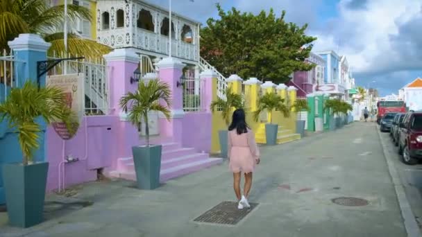 Curacao, barevné balvany kolem Willemstad Punda a Otrobanda Pietermaai okresu, vícebarevné domy v Pietermaai Curacao, — Stock video