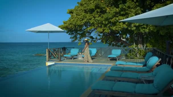 Curaçao, casal de férias em Curaçao assistindo pôr do sol na piscina — Vídeo de Stock