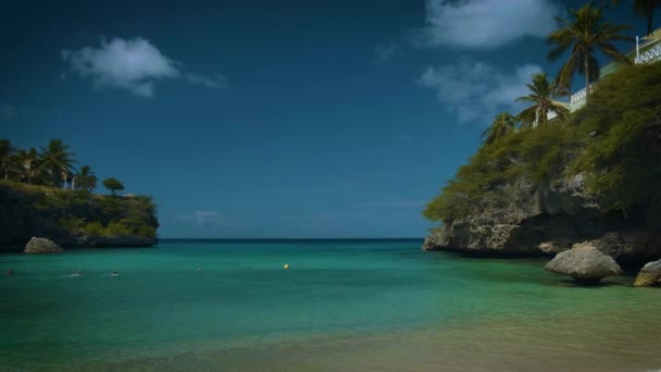 Playa Lagun Plajı Cliff Curacao, beyaz kum ve mavi okyanus Curacao ile güzel tropikal koy. — Stok video