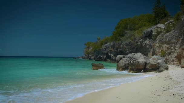 Playa Lagun Beach Cliff Curacao, gyönyörű trópusi öböl fehér homokkal és kék óceán Curacao — Stock videók