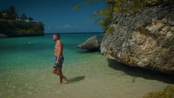 Playa Lagun Beach Cliff Curacao, 흰 모래와 푸른 바다 쿠라 카오가 있는 아름다운 열 대 만 — 비디오