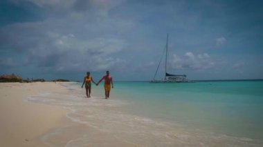 Küçük Curacao Adası, gündüz gezileriyle ve beyaz plajlarda yüzerek turlarla ve mavi berrak okyanusta, Karayip Denizi 'ndeki Klein Curacao Adası' nda