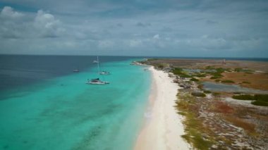 Küçük Curacao Adası, gündüz gezileriyle ve beyaz plajlarda yüzerek turlarla ve mavi berrak okyanusta, Karayip Denizi 'ndeki Klein Curacao Adası' nda