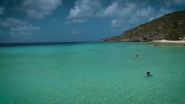 Playa Lagun Plajı Cliff Curacao, beyaz kum ve mavi okyanus Curacao ile güzel tropikal koy.