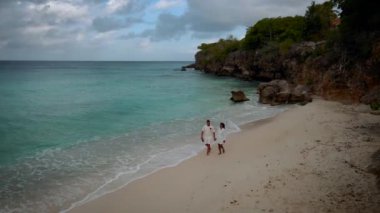 Playa Lagun Plajı Cliff Curacao, beyaz kum ve mavi okyanus Curacao ile güzel tropikal koy.