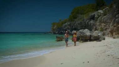 Playa Lagun Plajı Cliff Curacao, beyaz kum ve mavi okyanus Curacao ile güzel tropikal koy.