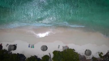 Playa Lagun Plajı Cliff Curacao, beyaz kum ve mavi okyanus Curacao ile güzel tropikal koy.