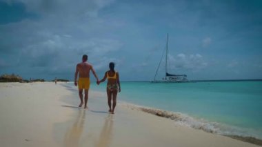 Küçük Curacao Adası, gündüz gezileriyle ve beyaz plajlarda yüzerek turlarla ve mavi berrak okyanusta, Karayip Denizi 'ndeki Klein Curacao Adası' nda
