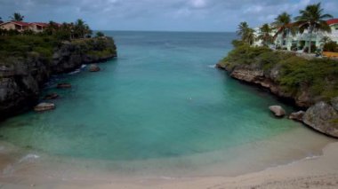 Playa Lagun Plajı Cliff Curacao, beyaz kum ve mavi okyanus Curacao ile güzel tropikal koy.
