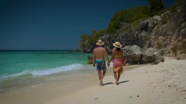 Playa Lagun Plajı Cliff Curacao, beyaz kum ve mavi okyanus Curacao ile güzel tropikal koy.