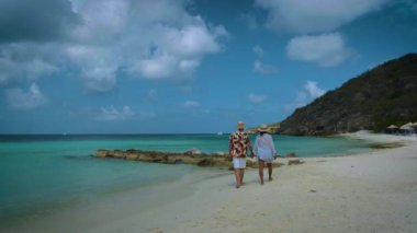 Curacao, Grote Knip plajı Curacao Hollanda Antilleri 'nde orta yaşlı bir çift.