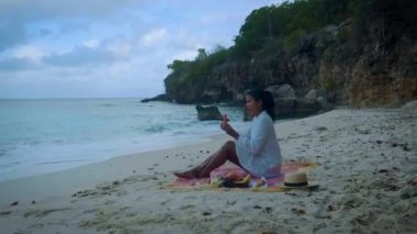 Playa Lagun Plajı Cliff Curacao, beyaz kum ve mavi okyanus Curacao ile güzel tropikal koy.