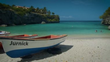 Playa Lagun Plajı Cliff Curacao, beyaz kum ve mavi okyanus Curacao ile güzel tropikal koy.