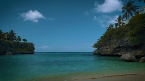 Playa Lagun Beach Cliff Curacao, gyönyörű trópusi öböl fehér homokkal és kék óceán Curacao — Stock videók