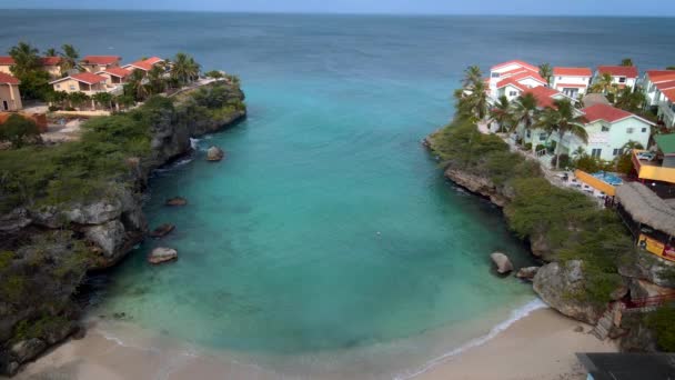 Playa Lagun Beach Cliff Κουρασάο, όμορφο τροπικό κόλπο με λευκή άμμο και μπλε ωκεανό Κουρασάο — Αρχείο Βίντεο
