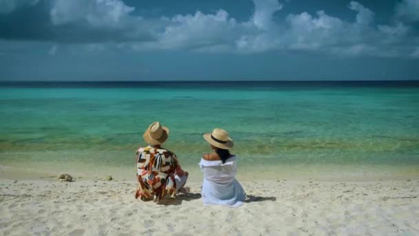 Para mężczyzn i kobiet w średnim wieku na plaży Curacao, Grote Knip plaża Curacao Antyle Holenderskie Karaiby — Wideo stockowe