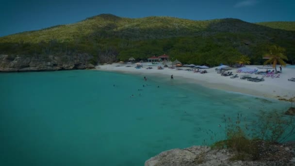 Paar mannen en vrouwen van middelbare leeftijd op het strand van Curacao, Grote Knip strand Curacao Nederlandse Antillen Caribisch gebied — Stockvideo