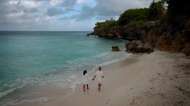 Playa Lagun Beach Cliff Curacao, gyönyörű trópusi öböl fehér homokkal és kék óceán Curacao — Stock videók