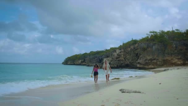 Pareja hombres y mujeres mediana edad en la playa de Curazao, Grote Knip playa Curazao Antillas Holandesas Caribe — Vídeo de stock