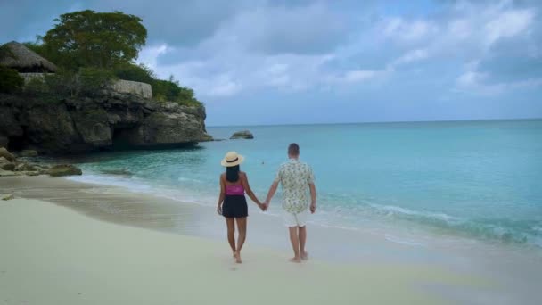 Par män och kvinnor i medelåldern på stranden Curacao, Grote Knip stranden Curacao Nederländska Antillerna Karibien — Stockvideo