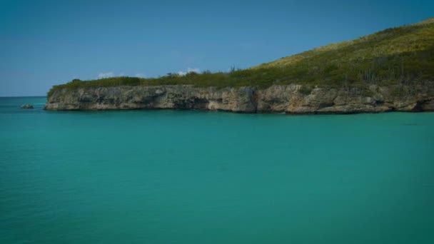 Par män och kvinnor i medelåldern på stranden Curacao, Grote Knip stranden Curacao Nederländska Antillerna Karibien — Stockvideo