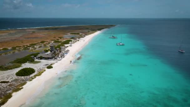 Piccola isola di Curacao famosa per gite di un giorno e tour di snorkling sulle spiagge bianche e blu mare limpido, Klein Curacao Island nel mare dei Caraibi — Video Stock