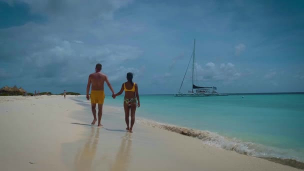 Острів Малий Куракао славиться денними подорожами і екскурсіями по білим пляжам і блакитним чистим океаном, островом Клейн-Куракао в Карибському морі. — стокове відео