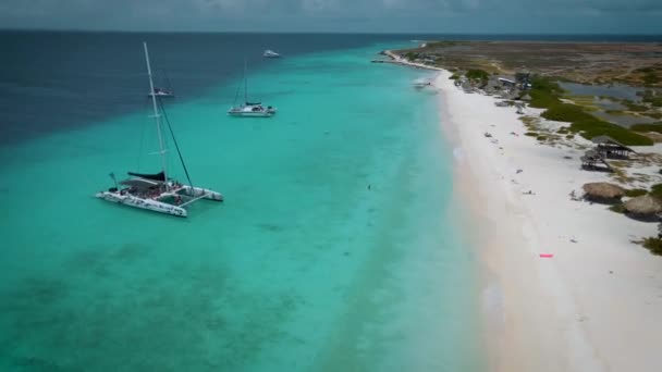Küçük Curacao Adası, gündüz gezileriyle ve beyaz plajlarda yüzerek turlarla ve mavi berrak okyanusta, Karayip Denizi 'ndeki Klein Curacao Adası' nda — Stok video