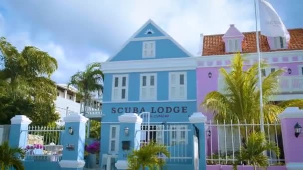 Curacao, färgglada stenblock runt Willemstad Punda och Otrobanda Pietermaai distriktet, flerfärgade hem i Pietermaai Curacao, — Stockvideo