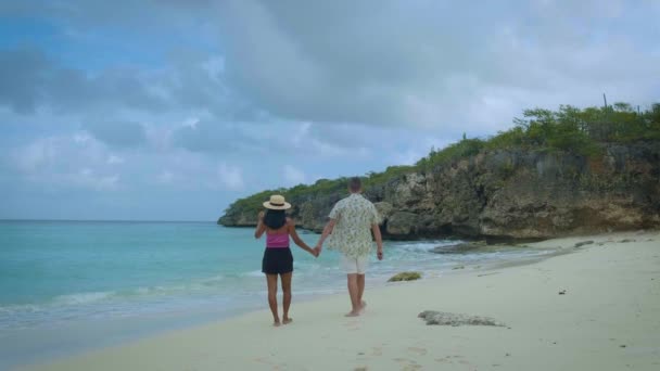 カラカオのビーチで2人の男性と女性の中年,グロート・クヌップビーチキュラソーオランダ領アンティル・カリブ海 — ストック動画