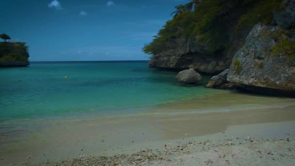 Пляж Playa Lagun Beach Cliff Curacao, красивый залив Фалал с белым песком и голубым океаном Кюрасао — стоковое видео