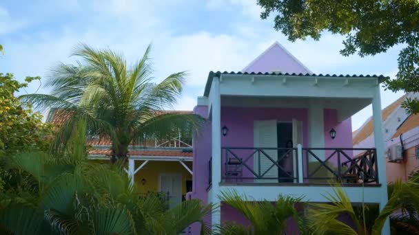 Curacao, kleurrijke bouldings rond Willemstad Punda en Otrobanda Pietermaai district, veelkleurige huizen in Pietermaai Curacao, — Stockvideo