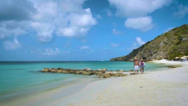 Pár mužů a žen středního věku na pláži Curacao, Grote Knip beach Curacao Holandské Antily Karibik — Stock video