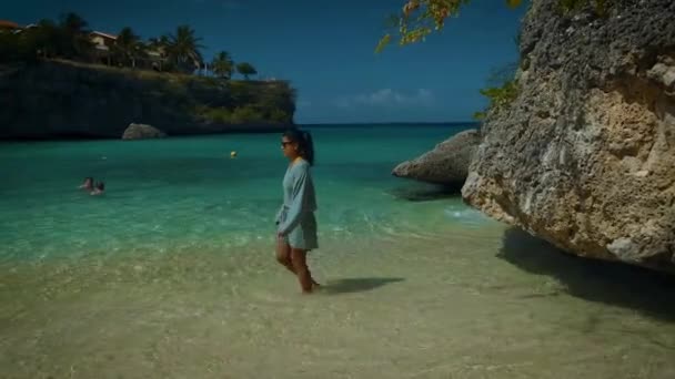 Playa Lagun Beach Cliff Curacao, gyönyörű trópusi öböl fehér homokkal és kék óceán Curacao — Stock videók