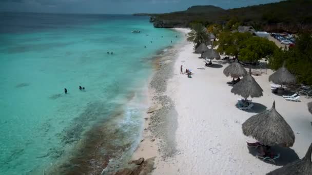 Cas Abou Beach op het caribische eiland Curacao, Playa Cas Abou in Curacao Caribisch tropisch wit strand met blauwe oceaan — Stockvideo