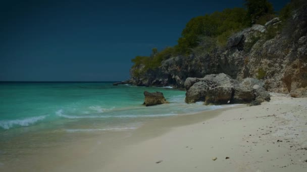 Playa Lagun Beach Cliff Curacao, bella baia tropicale con sabbia bianca e blu dell'oceano Curacao — Video Stock