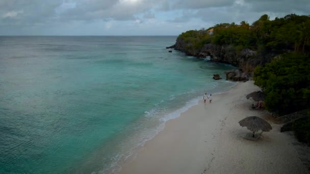 Пляж Playa Lagun Beach Cliff Curacao, красивый залив Фалал с белым песком и голубым океаном Кюрасао — стоковое видео