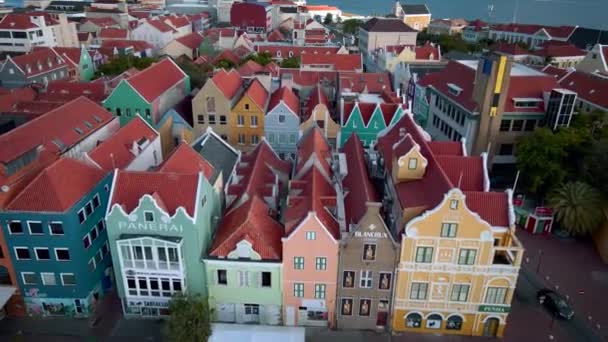 Willemstad, Curacao Nederlandse Antillen. Kleurrijke gebouwen trekken toeristen van over de hele wereld. Blauwe hemel zonnige dag Curacao Willemstad — Stockvideo