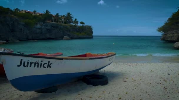 Playa Lagun Plajı Cliff Curacao, beyaz kum ve mavi okyanus Curacao ile güzel tropikal koy. — Stok video