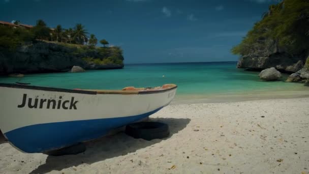 普拉亚拉贡海滩悬崖库拉索岛，美丽的热带海湾，白色的沙滩和蓝色的海洋库拉索岛 — 图库视频影像