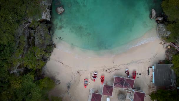 普拉亚拉贡海滩悬崖库拉索岛，美丽的热带海湾，白色的沙滩和蓝色的海洋库拉索岛 — 图库视频影像