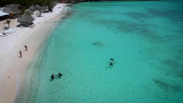 Playa Cas Abou en la isla caribeña de Curazao, Playa Cas Abou en Curazao Playa blanca tropical caribeña con océano azul — Vídeo de stock