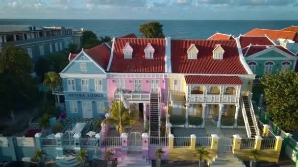 Curacao, kleurrijke bouldings rond Willemstad Punda en Otrobanda Pietermaai district, veelkleurige huizen in Pietermaai Curacao, — Stockvideo