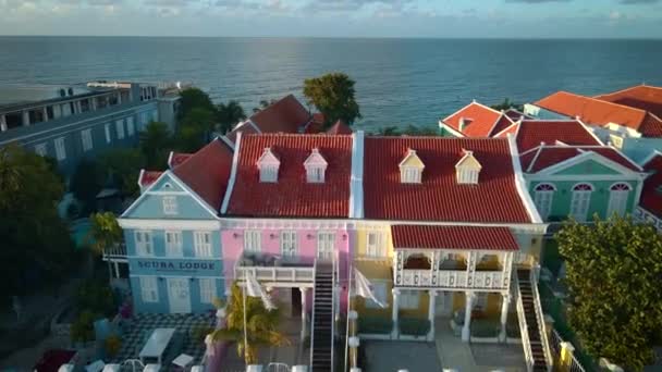 Curacao, färgglada stenblock runt Willemstad Punda och Otrobanda Pietermaai distriktet, flerfärgade hem i Pietermaai Curacao, — Stockvideo