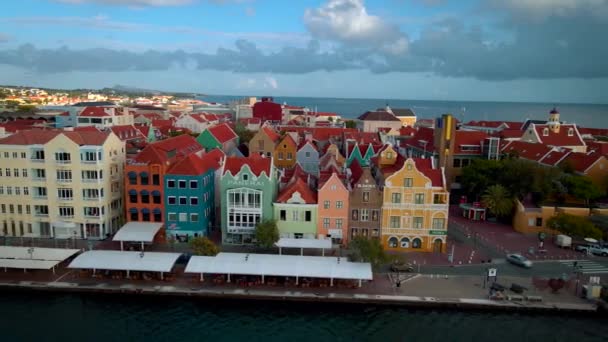 Willemstad, Curacao Nederlandse Antillen. Kleurrijke gebouwen trekken toeristen van over de hele wereld. Blauwe hemel zonnige dag Curacao Willemstad — Stockvideo