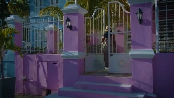 Curacao, färgglada stenblock runt Willemstad Punda och Otrobanda Pietermaai distriktet, flerfärgade hem i Pietermaai Curacao, — Stockvideo